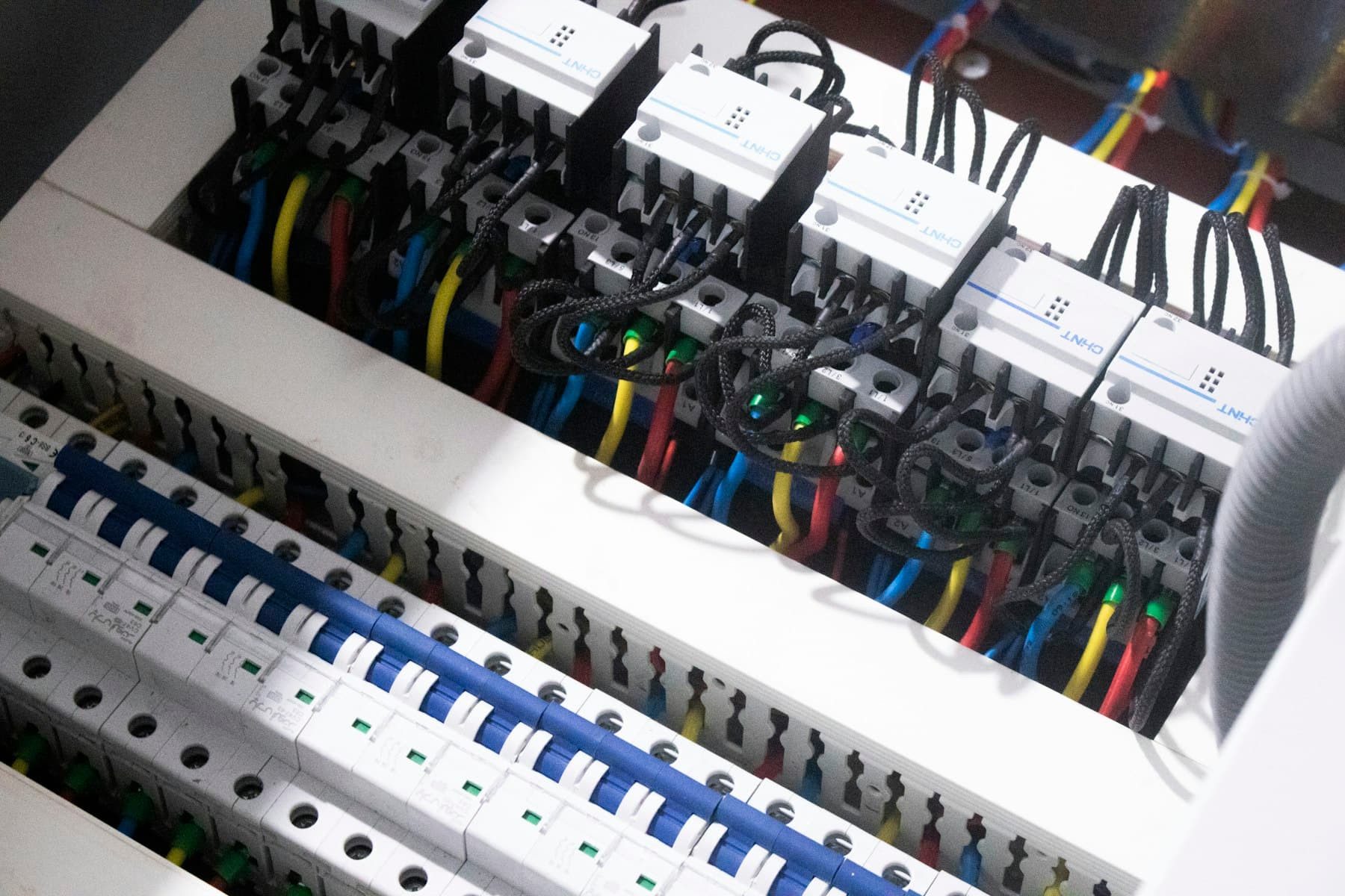 Cuadro eléctrico abierto con el cableado ordenado.